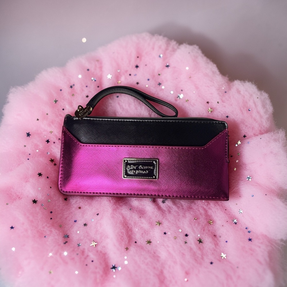 Betsey Johnson Metallic Fuchsia Black Saffiano Wristlet Wallet Heart Zip Pull - Picture 1 of 9